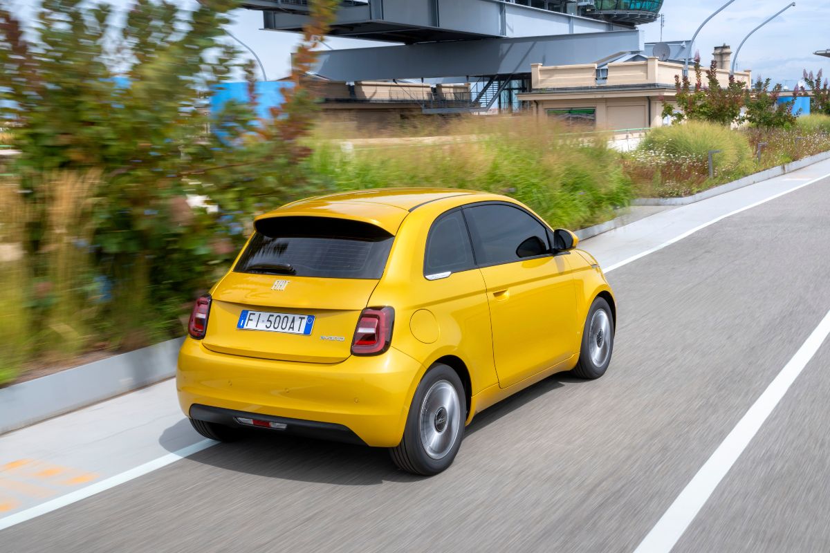 La nuova Fiat 500 Hybrid, colore giallo