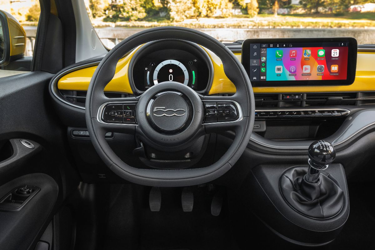 Vista degli interni della nuova Fiat 500 Hybrid
