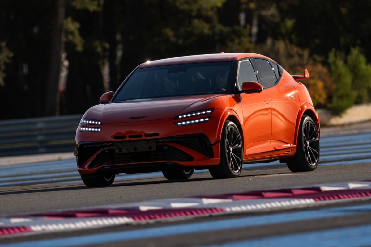 Genesis GV60 Magma, l'auto elettrica in azione in pista