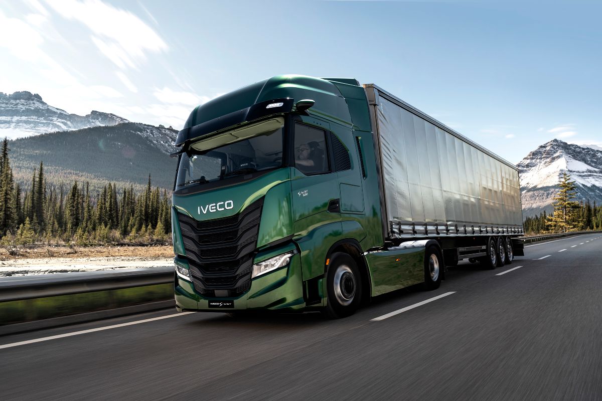Camion Iveco S-Way di colore verde