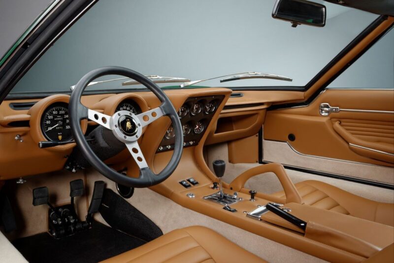 Gli interni della Lamborghini Miura, in pelle color marrone
