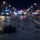 Rottami sull'asfalto dopo un incidente stradale
