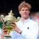 Jannik Sinner, col trofeo di Wimbledon 2025