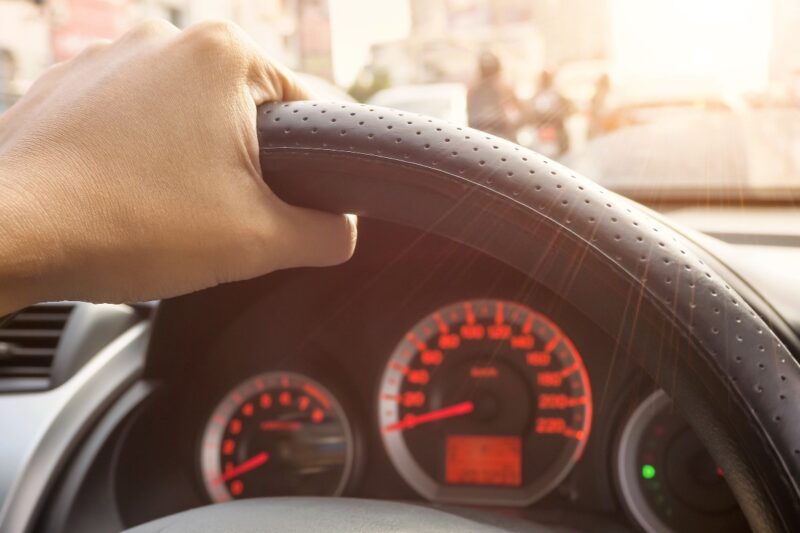 Mano impugna il volante di un auto