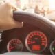Mano impugna il volante di un auto