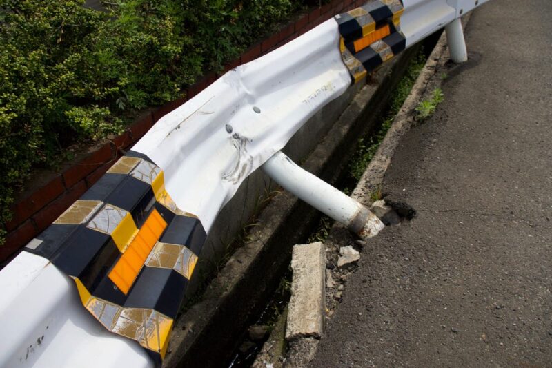 Guardrail divelto a bordo strada