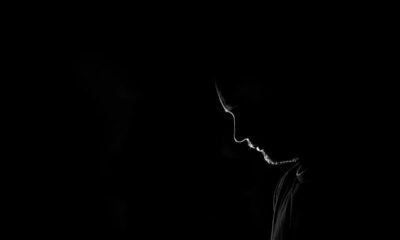 Profilo di un uomo nell'ombra