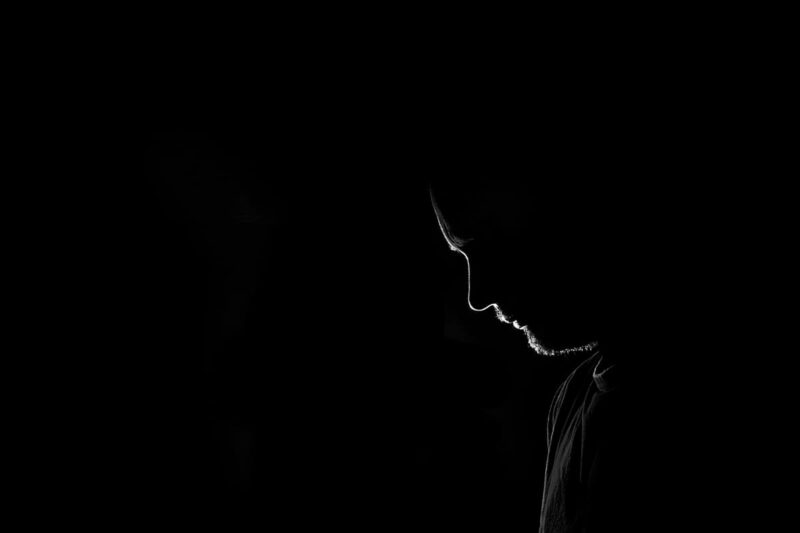 Profilo di un uomo nell'ombra