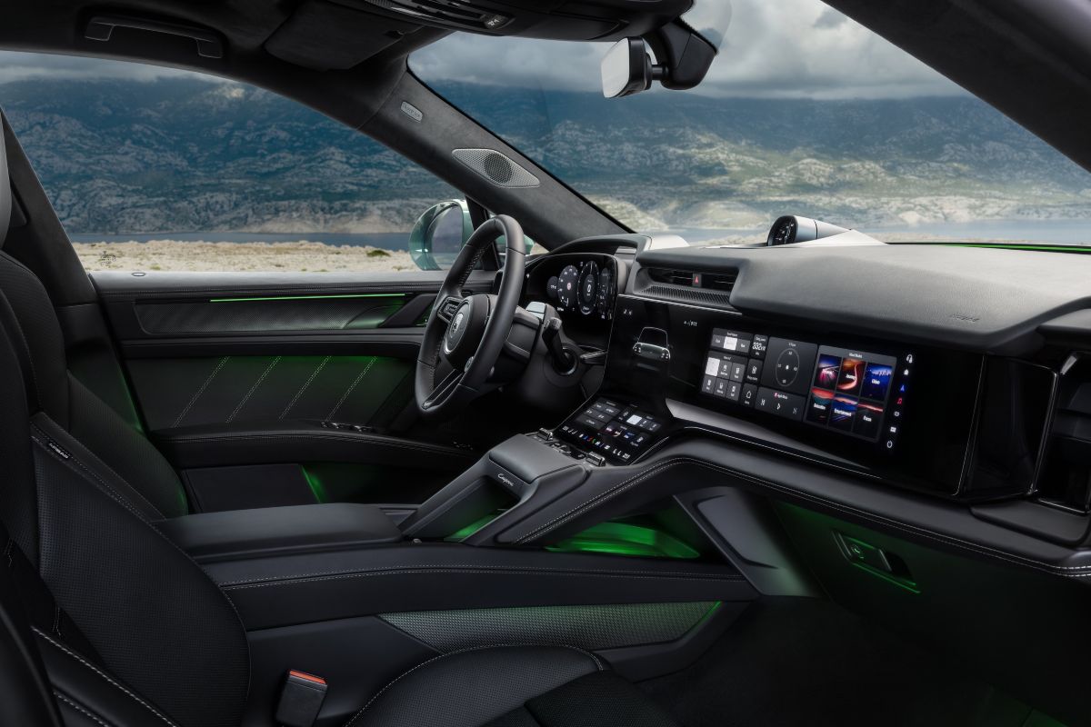 Gli interni della nuova Porsche Cayenne Trubo Electric