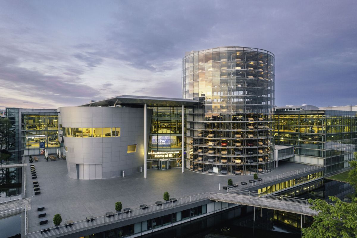 La fabbrica trasparente di Volkswagen a Dresda