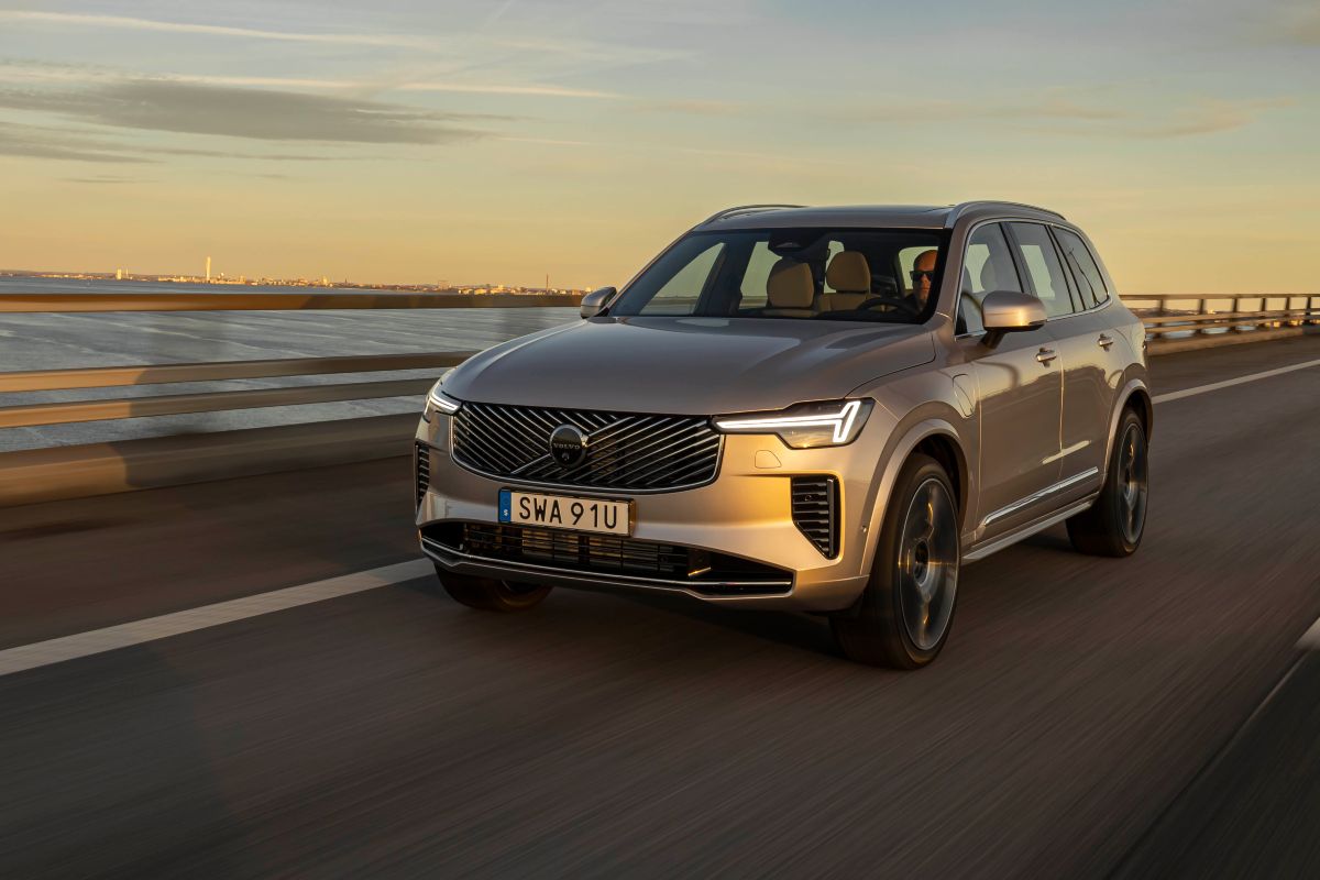 Volvo XC90, colore grigio