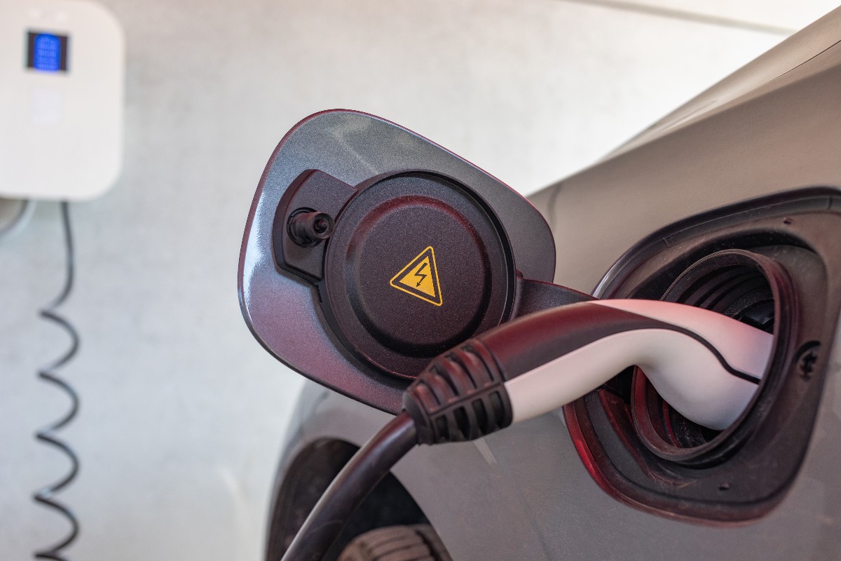 Auto elettrica in ricarica
