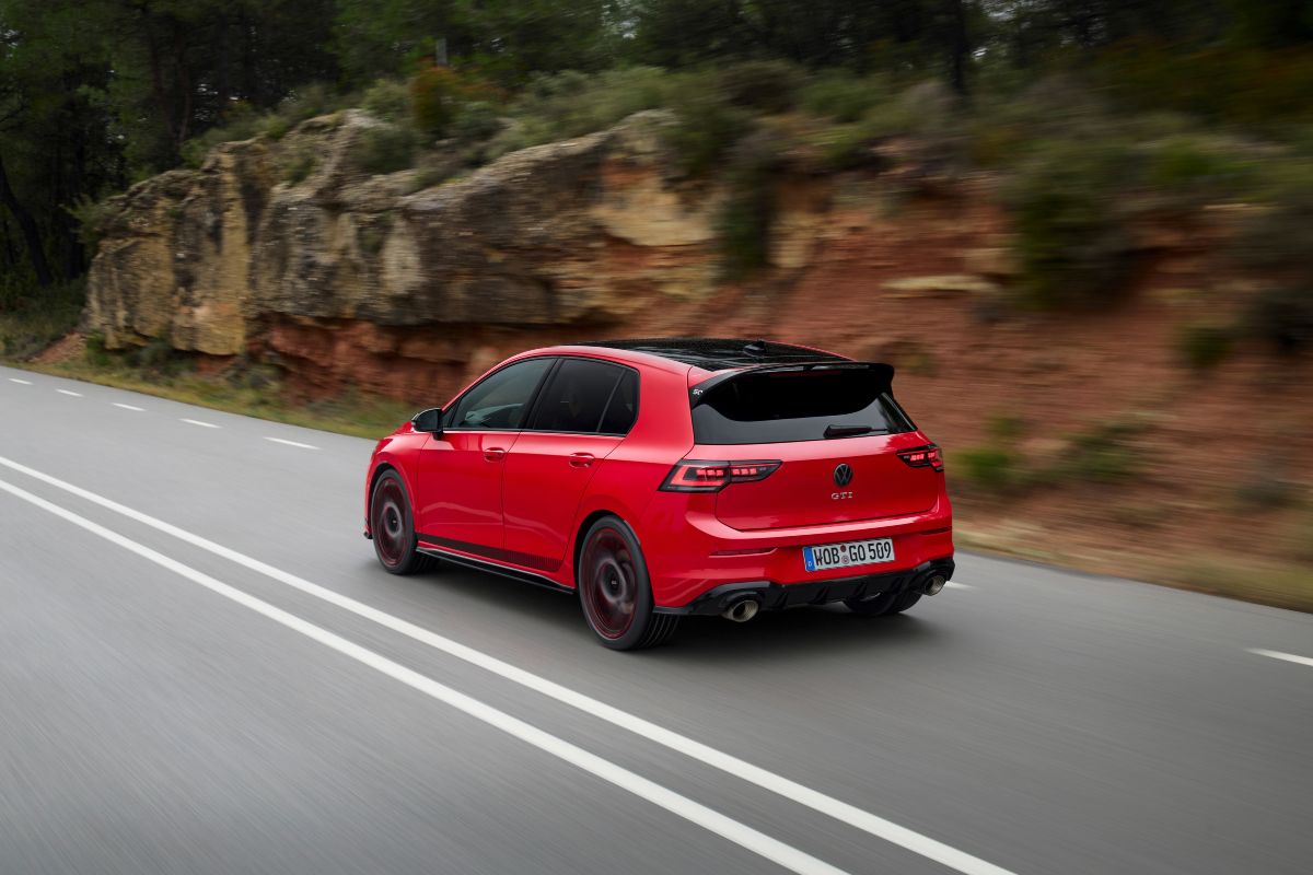 La nuova Volkswagen Golf GTI Edition 50, colore rosso