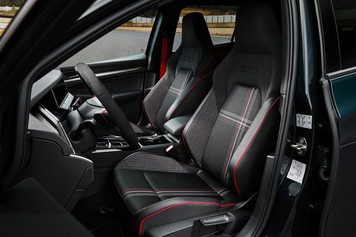 Vista degli interni della nuova Volkswagen Golf GTI Edition 50