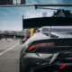 Supercar nella pit lane di un circuito