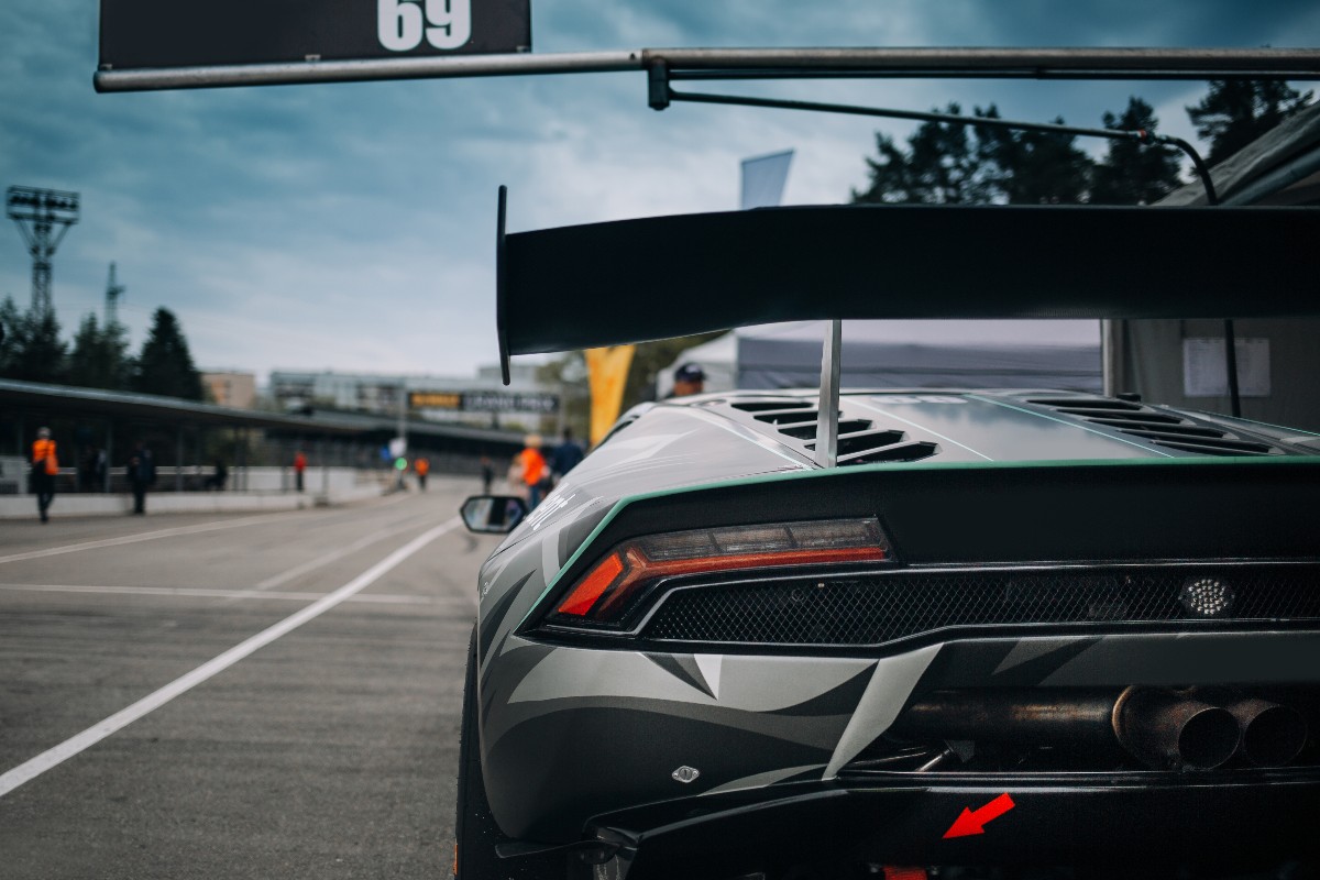 Supercar nella pit lane di un circuito