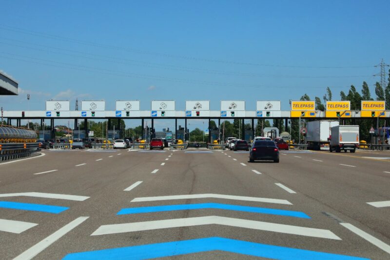 Autostrada, barriera con caselli.