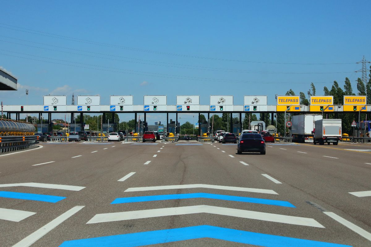 Autostrada, barriera con caselli.