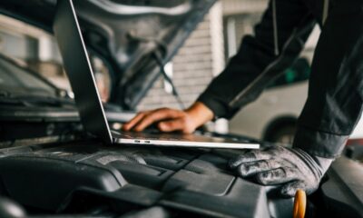 Meccanico esegua una diagnosi di un auto con il computer