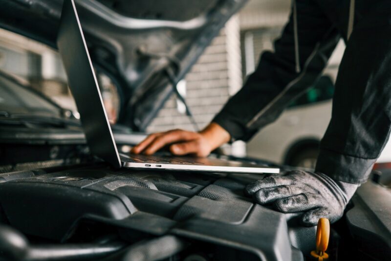 Meccanico esegua una diagnosi di un auto con il computer