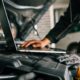 Meccanico esegua una diagnosi di un auto con il computer