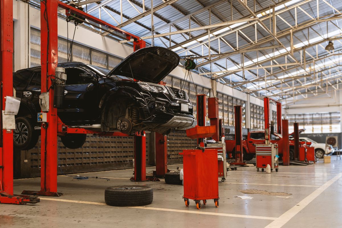 Officina meccanica, auto sul ponte