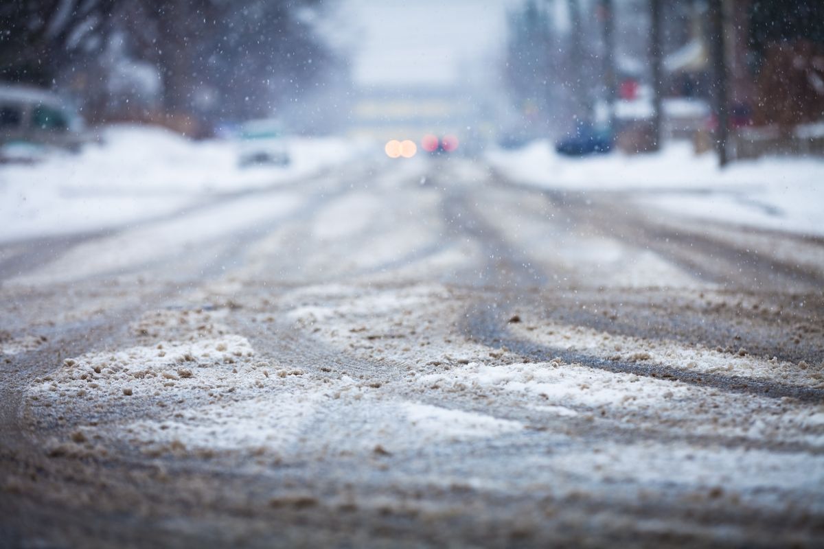 Strada innevata in inverno