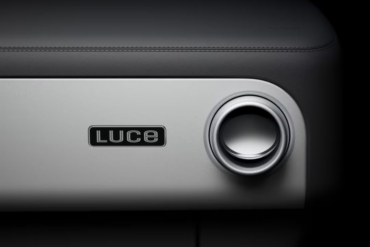 Ferrari Luce, badge sulla plancia
