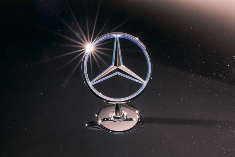 Logo Mercedes, stella verticale sul cofano