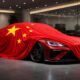 Auto cinese coperta da un telo coi colori della bandiera della Cina