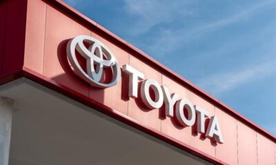 Facciata e cartellone pubblicitario della concessionaria Toyota