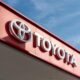 Facciata e cartellone pubblicitario della concessionaria Toyota