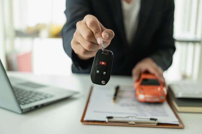 Consegna delle chiavi di un auto, dopo vendita o noleggio