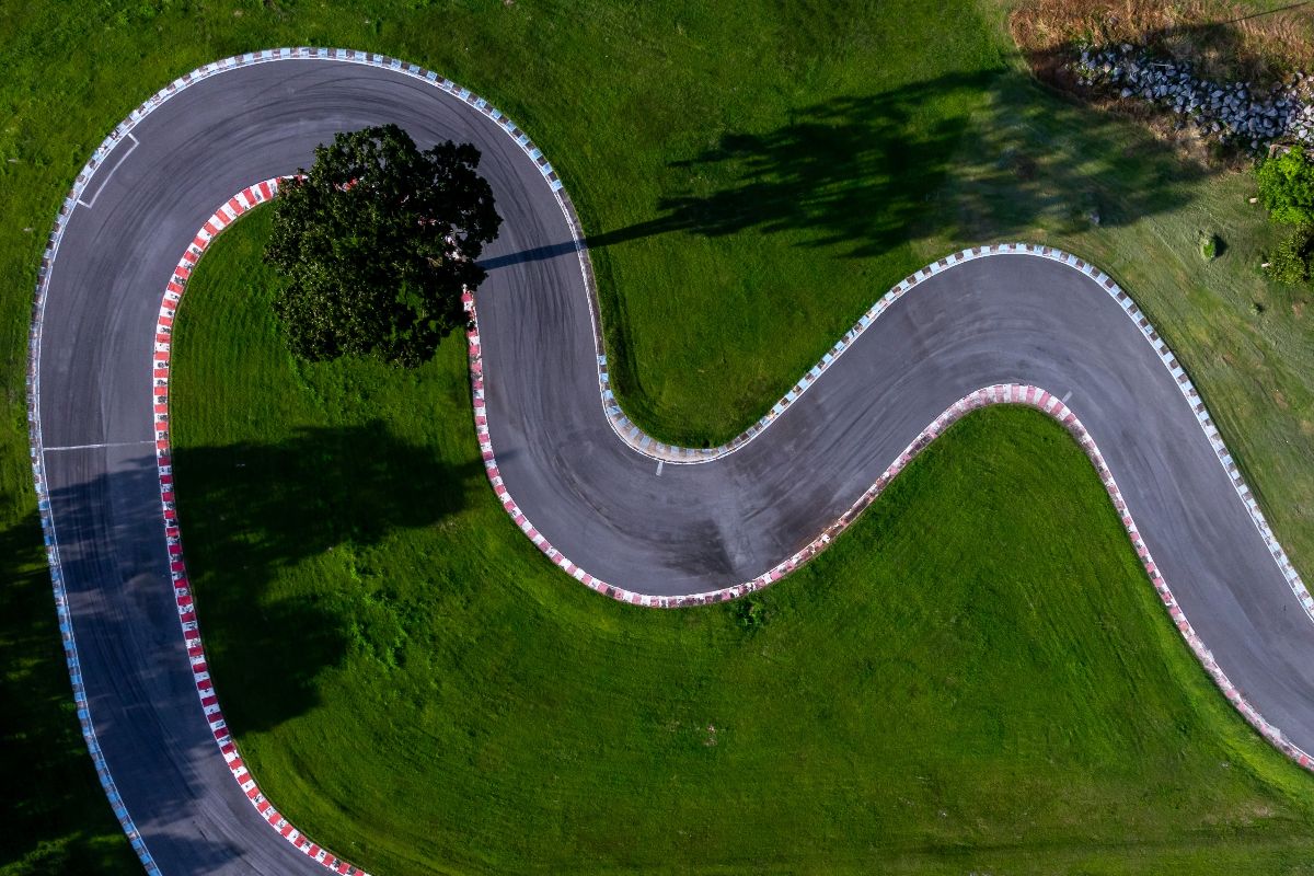 Veduta aerea di un circuito automobilistico.