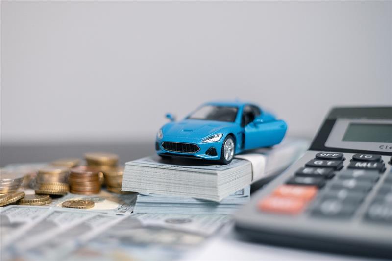 Incentivi, calcolatrice, soldi, modellino auto
