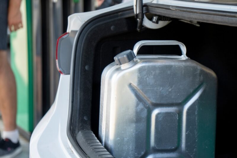 Bagagliaio di un'auto con all'ineteno una tanica di benzina