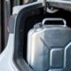 Bagagliaio di un'auto con all'ineteno una tanica di benzina