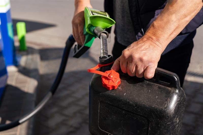 Rifornimento di una tanica di benzina