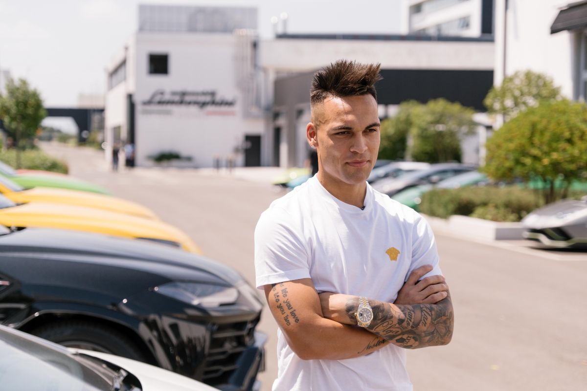 Lautaro Martinez in visita alla sede Lamborghini.