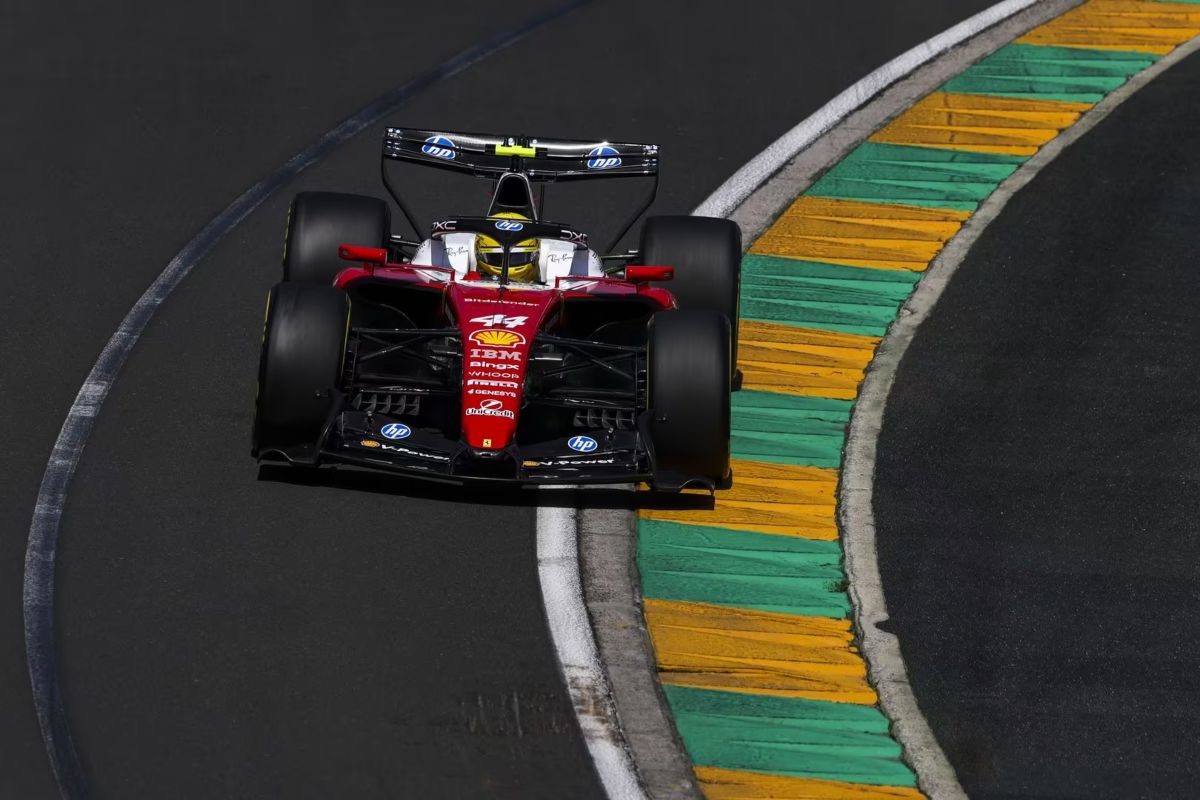 Lewis Hamilton al volante della SF-26 in Australia.
