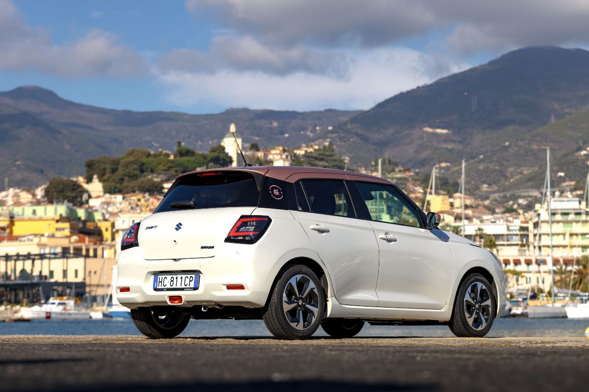 Suzuki, serie speciale Swift Hybrid Sakura
