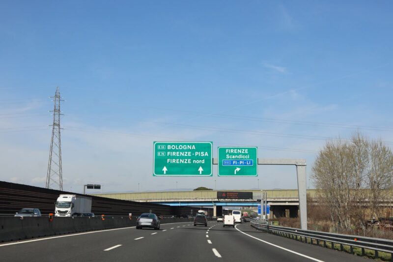 Autostrada A1 con veicoli in marcia.