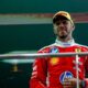 Lewis Hamilton sul podio del Gran Premio di Cina di F1 2026.