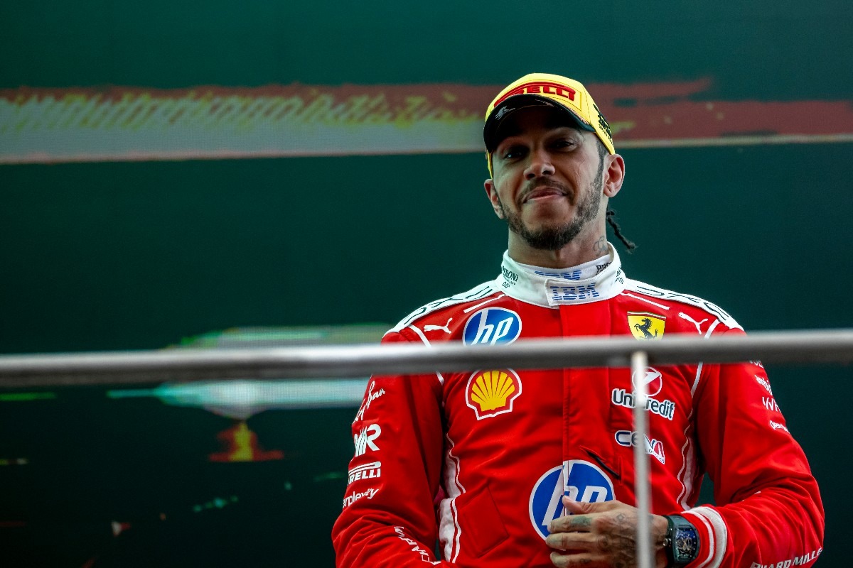 Lewis Hamilton sul podio del Gran Premio di Cina di F1 2026.