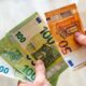Mani contano banconote di Euro.