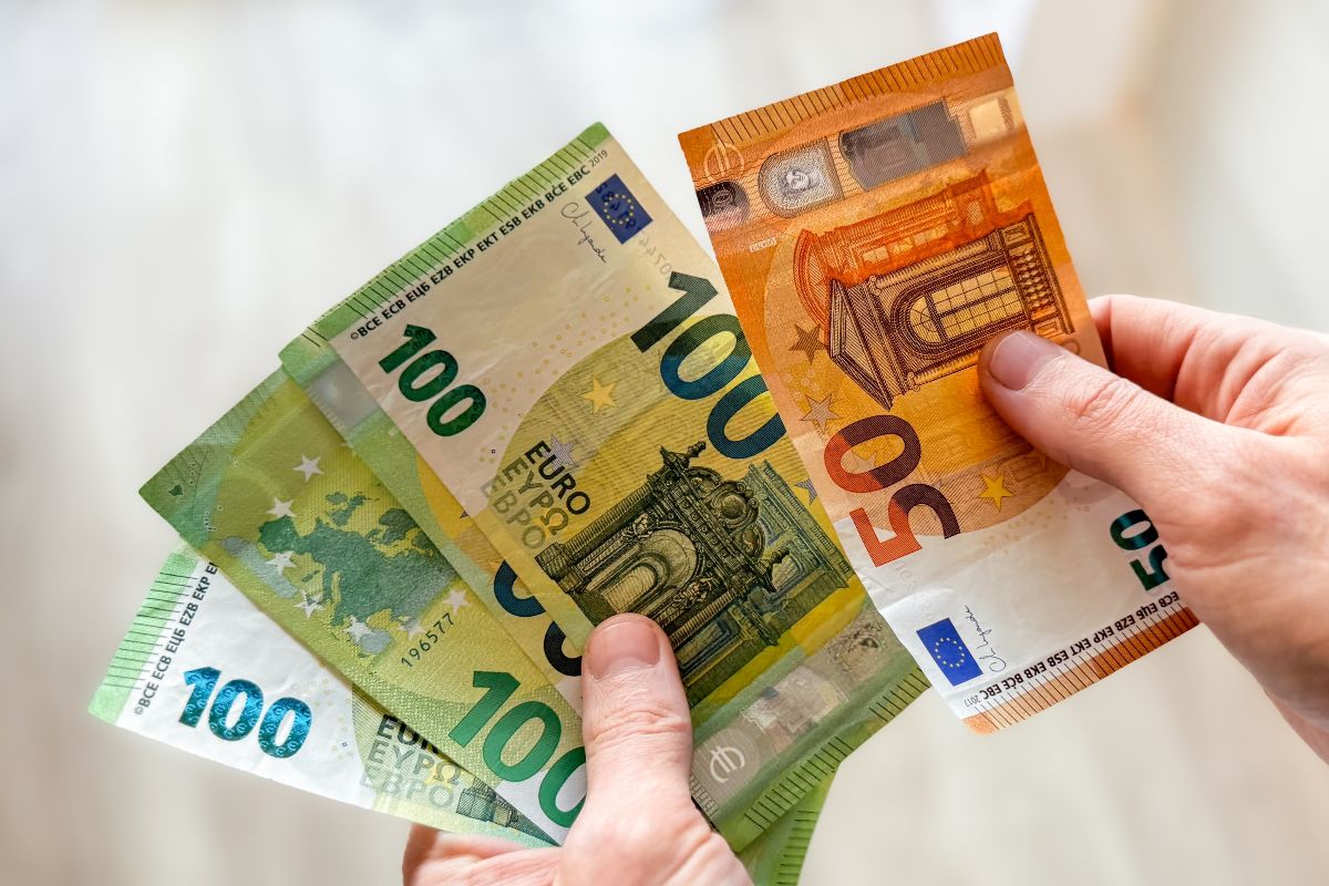 Mani contano banconote di Euro.