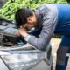 Meccanico frustrato perché non riesce a riparare l'auto