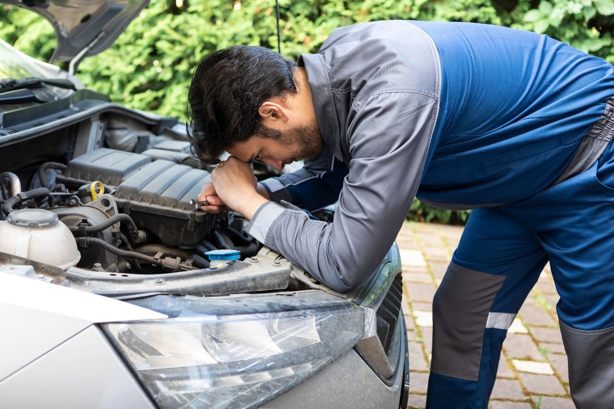 Meccanico frustrato perché non riesce a riparare l'auto