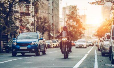 Motociclista guida in cittĂ