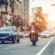 Motociclista guida in cittĂ